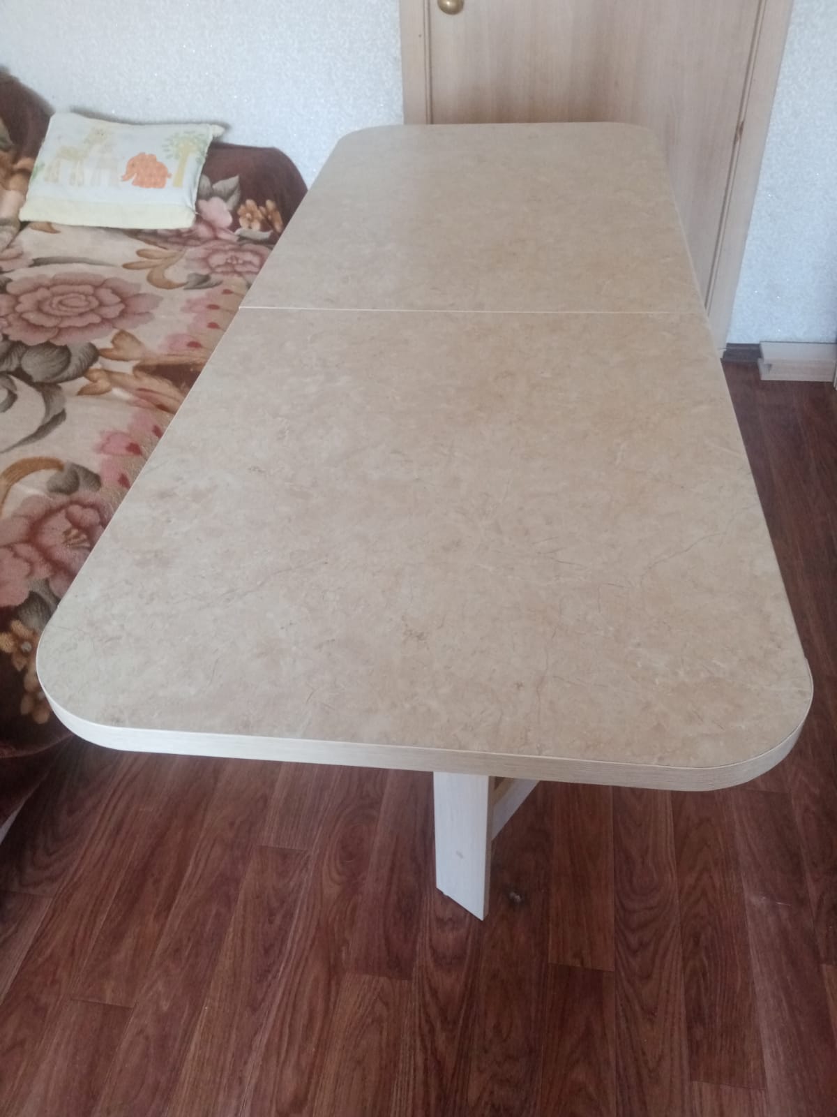 Armless chair